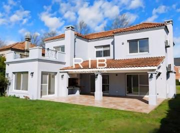 Casa de 5 ambientes, Pilar · Impecable Propiedad Neoclásica en Excelente Ubicación