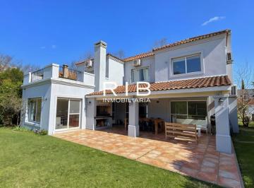 Casa Alquiler de 5 ambientes · Impecable Propiedad Neoclásica en Excelente Ubicación
