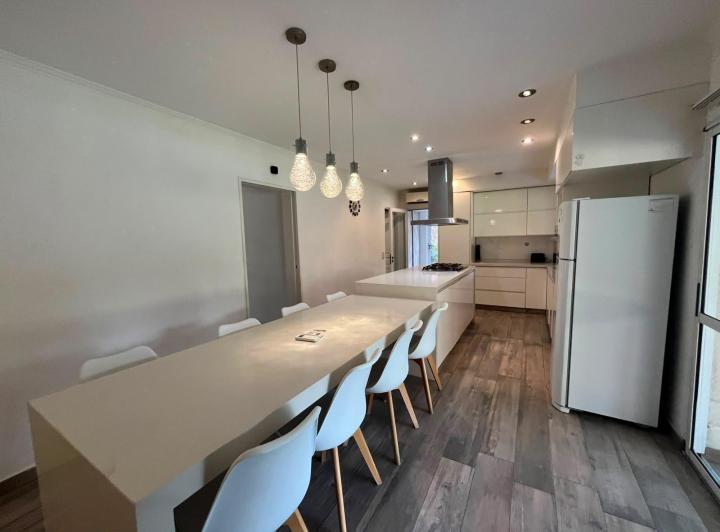 Casa · 710m² · 6 Ambientes · 3 Cocheras