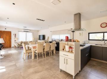 Casa · 145m² · 4 Ambientes · 4 Cocheras · Casa en Venta en Santa Emilia, Pilar del Este, Pilar