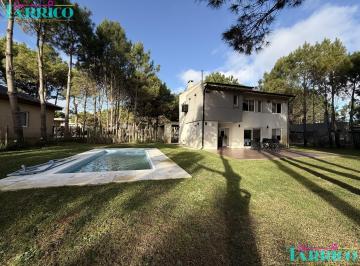 Casa · 200m² · 7 Ambientes · 2 Cocheras · Casa en Venta Barrio La Herradura