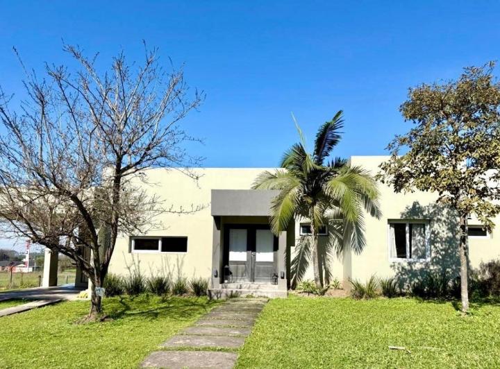 Casa · 830m² · 4 Ambientes · 1 Cochera