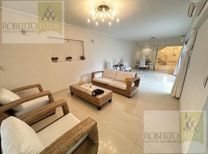 Casa · 416m² · 4 Ambientes · 4 Cocheras