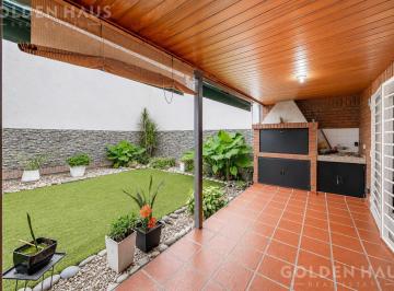 Casa · 129m² · 4 Ambientes · 2 Cocheras · Casa en Venta Apto Crédito 4 Ambientes con Cochera Garage y Jardín en Mataderos