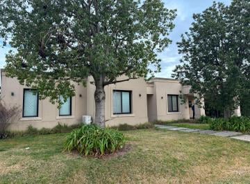 Casa · 224m² · 3 Dormitorios · 2 Cocheras · Casa a La Venta en Santa Ana Francisco Alvraez