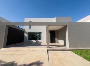 Casa · 178m² · 5 Ambientes · 1 Cochera · Venta Casa en Puertos del Lago Escobar Luminosa