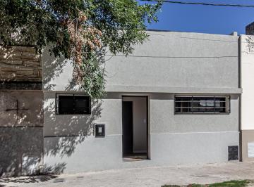 Casa · 40m² · 2 Ambientes · Venta Casa Al Frente de 1 Dormitorio con Patio y Terraza Exclusiva en Arroyito