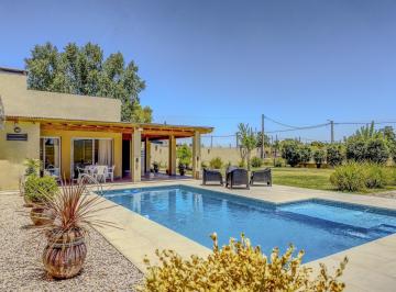Casa · 68m² · 2 Ambientes · 3 Cocheras · Oportunidad · Quinta Vacacional · 1 Dormitorio · Pileta · San Miguel del Monte