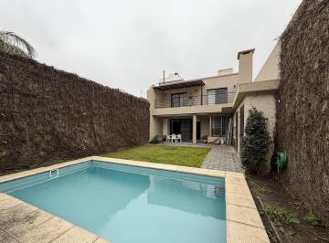 Casa · 330m² · 7 Ambientes · 2 Cocheras · Casa de 3 Dorm. con 2 Cocheras, Jardín y Pileta en Refinería