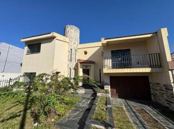 Casa · 310m² · 6 Ambientes · 2 Cocheras · Venta Casa 3 Dorm + 3 Deptos. B° Marquez de Sobrem