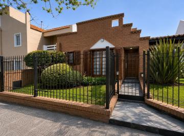Casa · 380m² · 12 Ambientes · 2 Cocheras · Vende Casa B° Urca 4 Dorm. con Pileta y Doble Ingreso