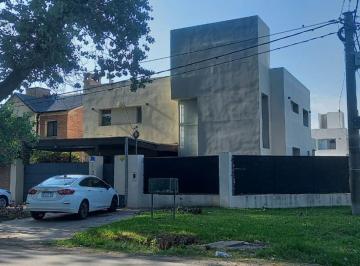 Casa · 240m² · 5 Ambientes · 2 Cocheras · Casa en Venta 3 Dorm. Fisherton
