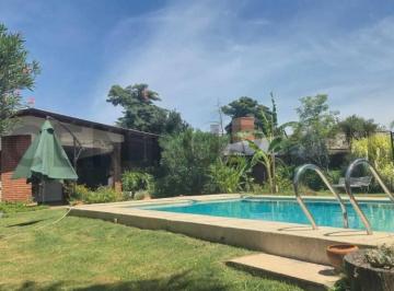 Casa · 160m² · 4 Ambientes · Venta de Casa de 3 Dorm. con Pileta y Quincho en Funes