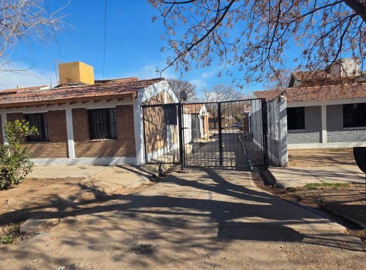 Casa · 90m² · 8 Ambientes · 2 Cocheras