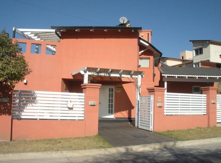 Casa · 250m² · 5 Ambientes · 2 Cocheras