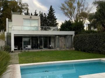 Casa · 140m² · 4 Ambientes · 2 Cocheras · Casa Tres Dorm. en Alquiler en Gonnet
