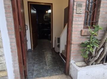 Casa · 205m² · 8 Ambientes · Casa con Dos Deptos Independientes en Venta Sobre Lote Propio en Flores con Patio y Terraza
