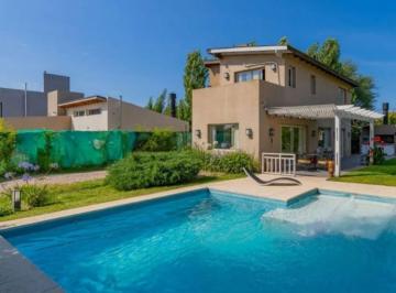 Casa · 120m² · 4 Ambientes · 1 Cochera · Venta Casa en Dos Plantas en Los Acantilados con Pileta, Parrilla y Cochera