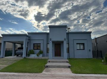 Casa · 215m² · 7 Ambientes · 2 Cocheras · Hermosa Casa en Country Labradores!