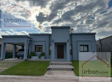 Casa · 215m² · 7 Ambientes · 2 Cocheras · Hermosa Casa en Country Labradores!