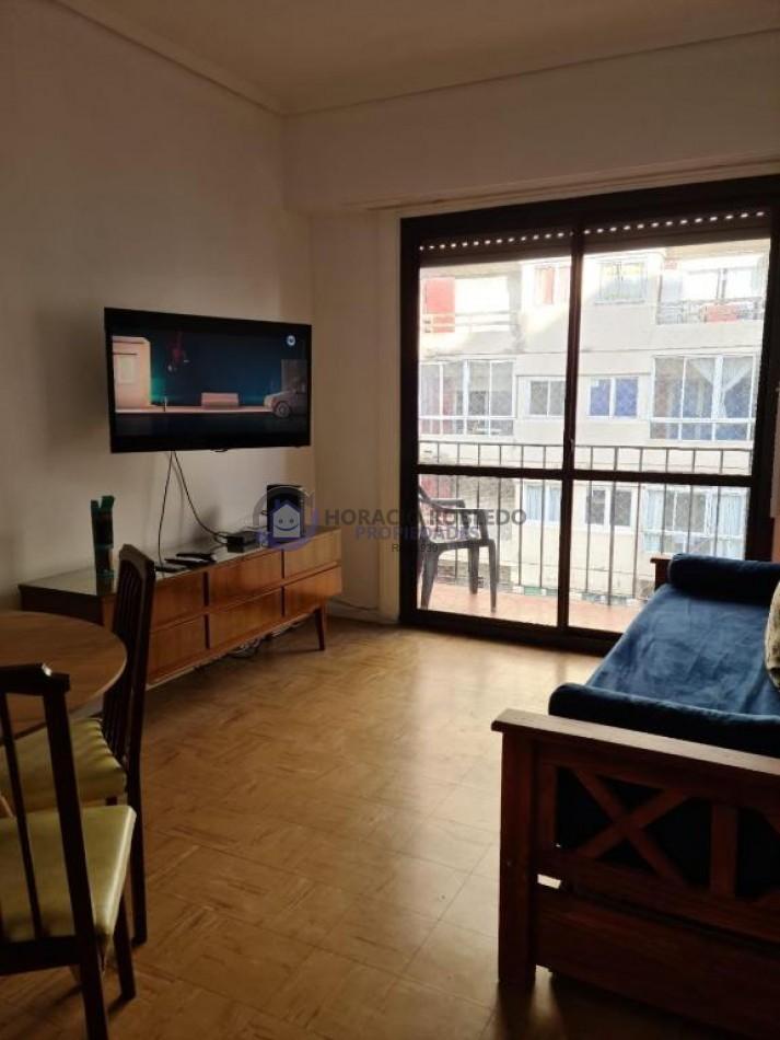 Depto. 2 ambientes - balcón - living comedor a la calle - Plaza Colón