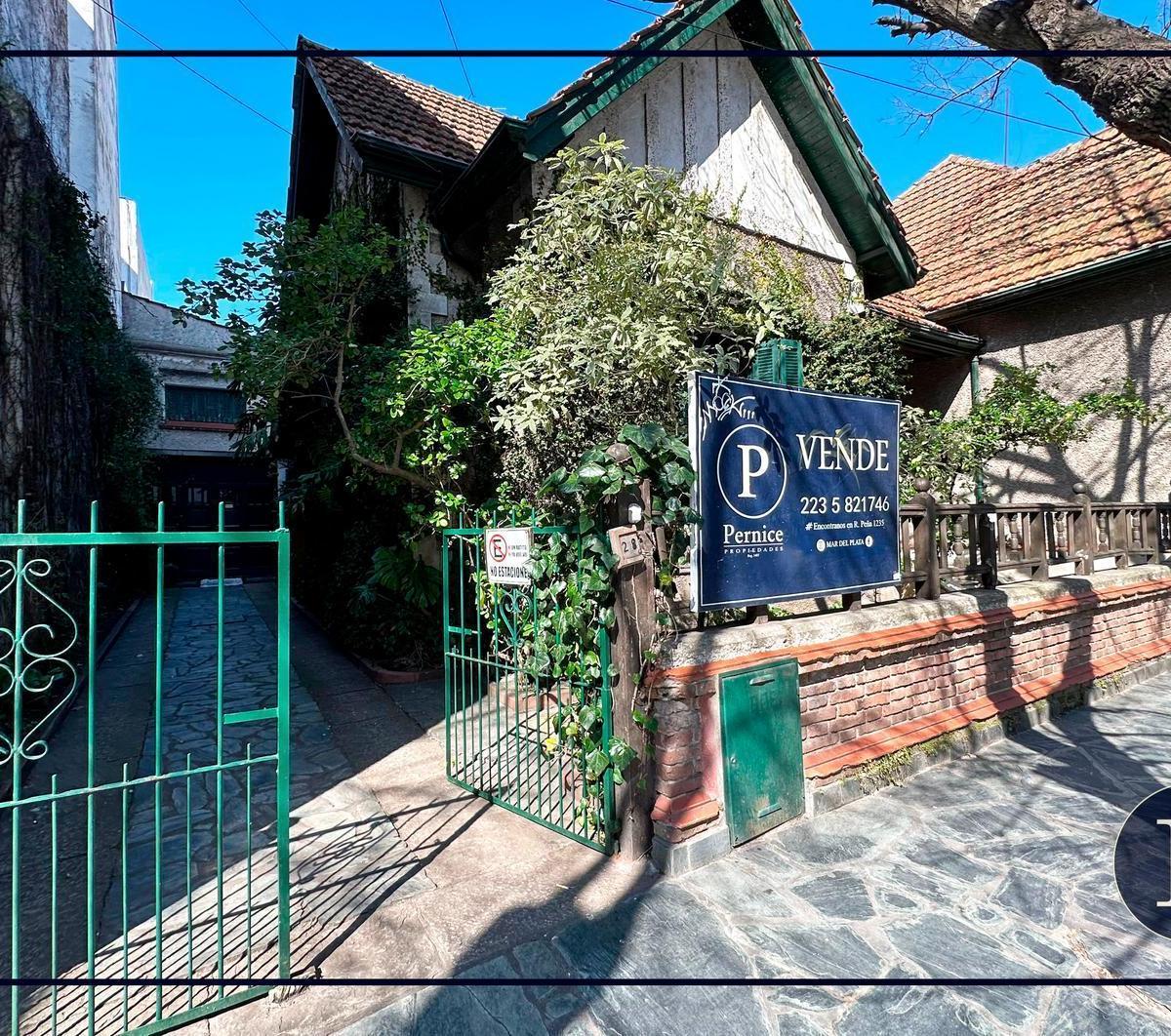 Chalet estilo inglés sobre dos lotes – Amplios espacios y uso comercial ideal