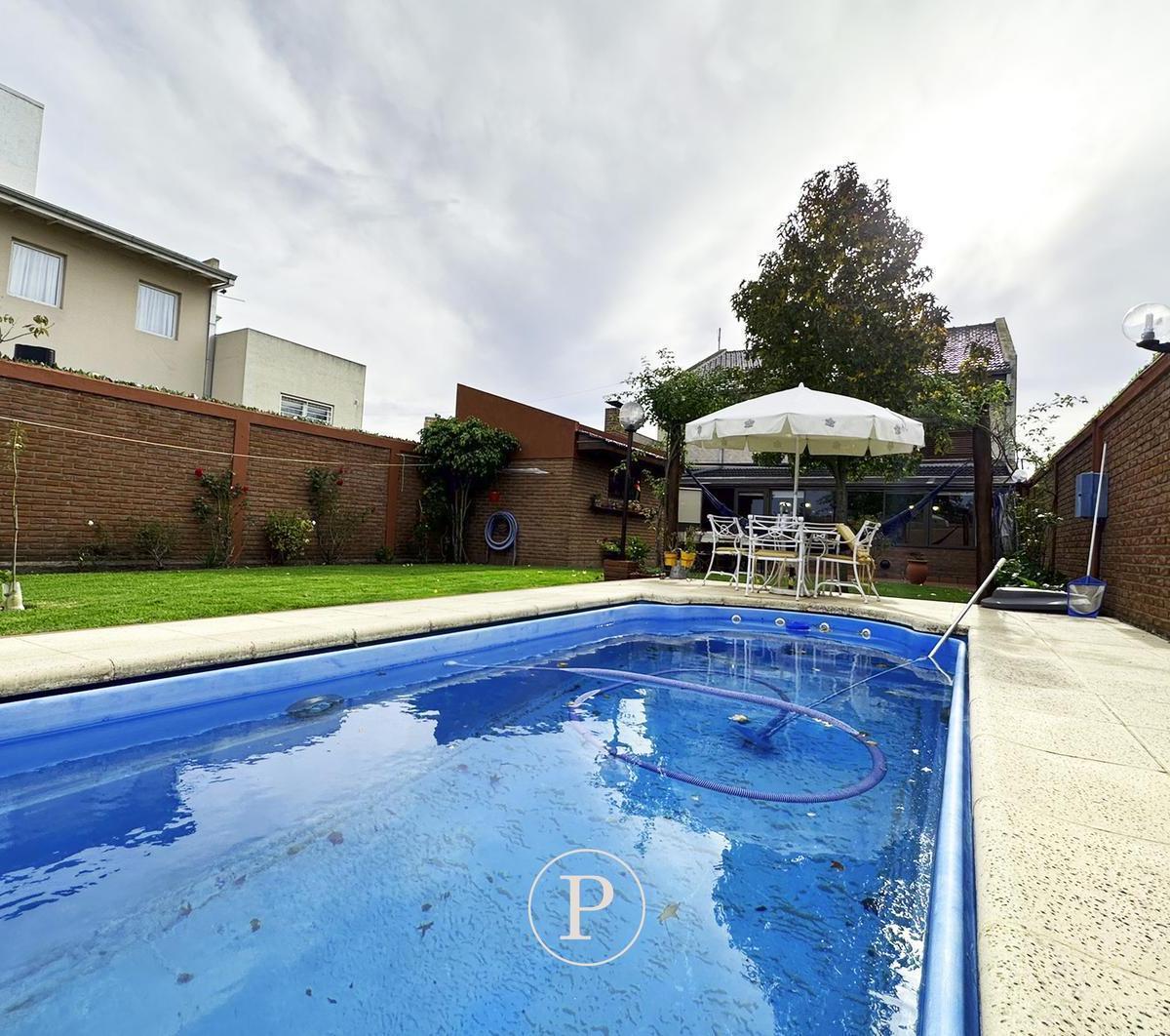 Chalet 6 amb, 280m² con piscina climatizada y quincho amplio