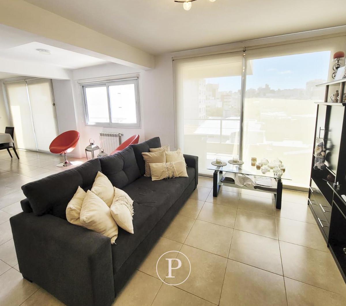 Exclusividad y confort en cada rincón. Este departamento cuenta con palier privado y entrada de servicio, un living y comedor al frente con doble balcón a la calle que llenan los ambientes de luz.