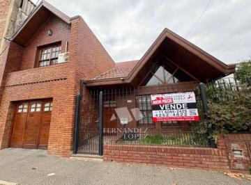 Casa de 7 ambientes, Quilmes · Excelente Chalet Al Frente con Detalles de Categoria y Casa de 3 Ambientes Al Fondo.