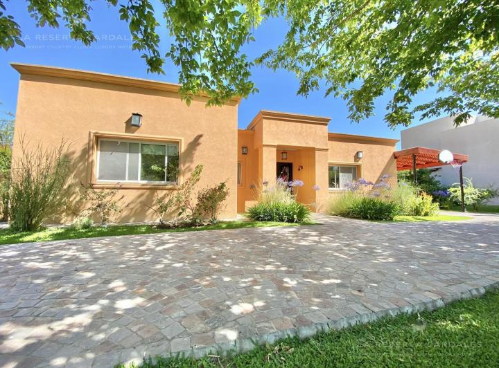 Casa · 1207m² · 5 Ambientes · 1 Cochera