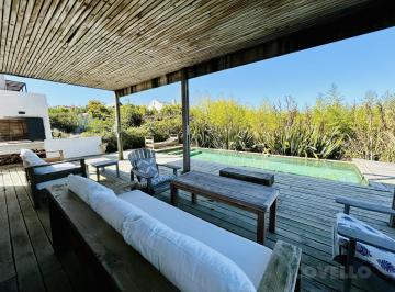 Casa · 180m² · 4 Ambientes · Casa Impecable con Piscina y Vista Al Mar en El Chorro.
