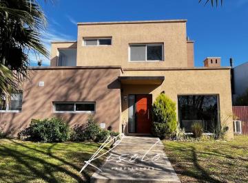 Casa · 182m² · 5 Ambientes · 4 Cocheras · Casa en Venta, Pileta, 3 Dorm., Pileta, Jacuzzi. Lote Interno, Barrio Cerrado, Escobar