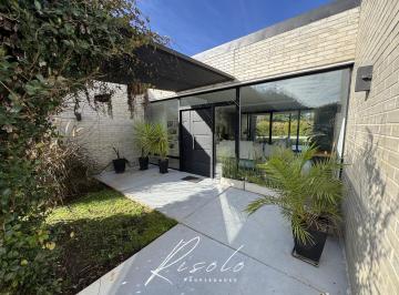 Casa · 165m² · 5 Ambientes · 4 Cocheras · Casa en Venta. 3 Dorm.. Pileta, Cerco Vivo, Excelente Calidad, Barrio Cerrado, Escobar
