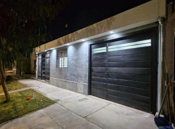 Casa de 3 ambientes, El Plumerillo · Cómoda Casa con Cochera y Patio en Barrio Semiprivado