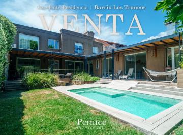Casa · 400m² · 6 Ambientes · 2 Cocheras · Venta Espectacular Casa con Quincho y Pileta en Los Troncos