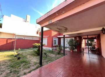 Casa · 200m² · 4 Ambientes · 1 Cochera · Casa a Reciclar con Galpon B° San Martin