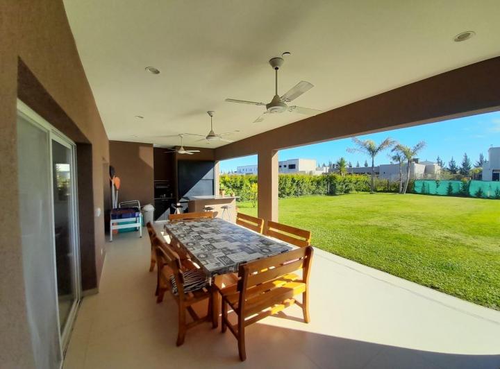 Casa · 230m² · 4 Ambientes · 2 Cocheras
