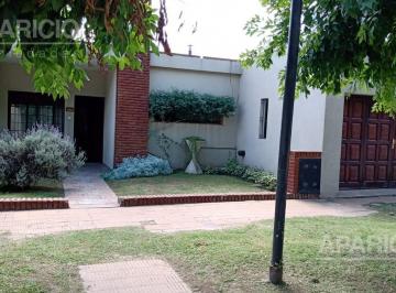 Casa · 205m² · 5 Ambientes · 1 Cochera · Casa en Venta 3 Dorm.