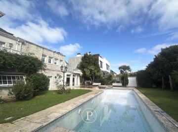 Casa · 800m² · 6 Ambientes · 2 Cocheras · Residencia de Categoría en Venta en La Mejor Zona del Barrio Los Troncos