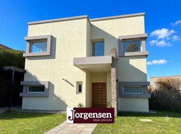 Casa de 5 ambientes, Escobar · Casa en Venta - Frente a Plaza - Araucarias