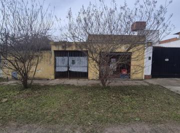 Casa · 90m² · 3 Ambientes · 1 Cochera · Casa con Local Al Frente en Venta en Longchamps Zona en Crecimiento