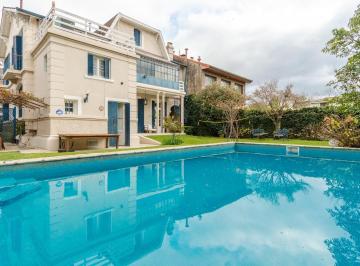 Casa · 400m² · 7 Ambientes · 3 Cocheras · Impecable Casa Antigua en Venta, con Todas Las Comodidades, Jardín y Piscina en Martínez.