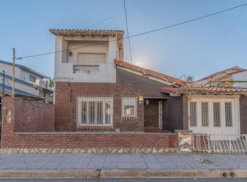 Casa · 300m² · 4 Ambientes · 3 Cocheras · Venta Casa 4 Amb. con Dependencia. Villa Sarmiento.