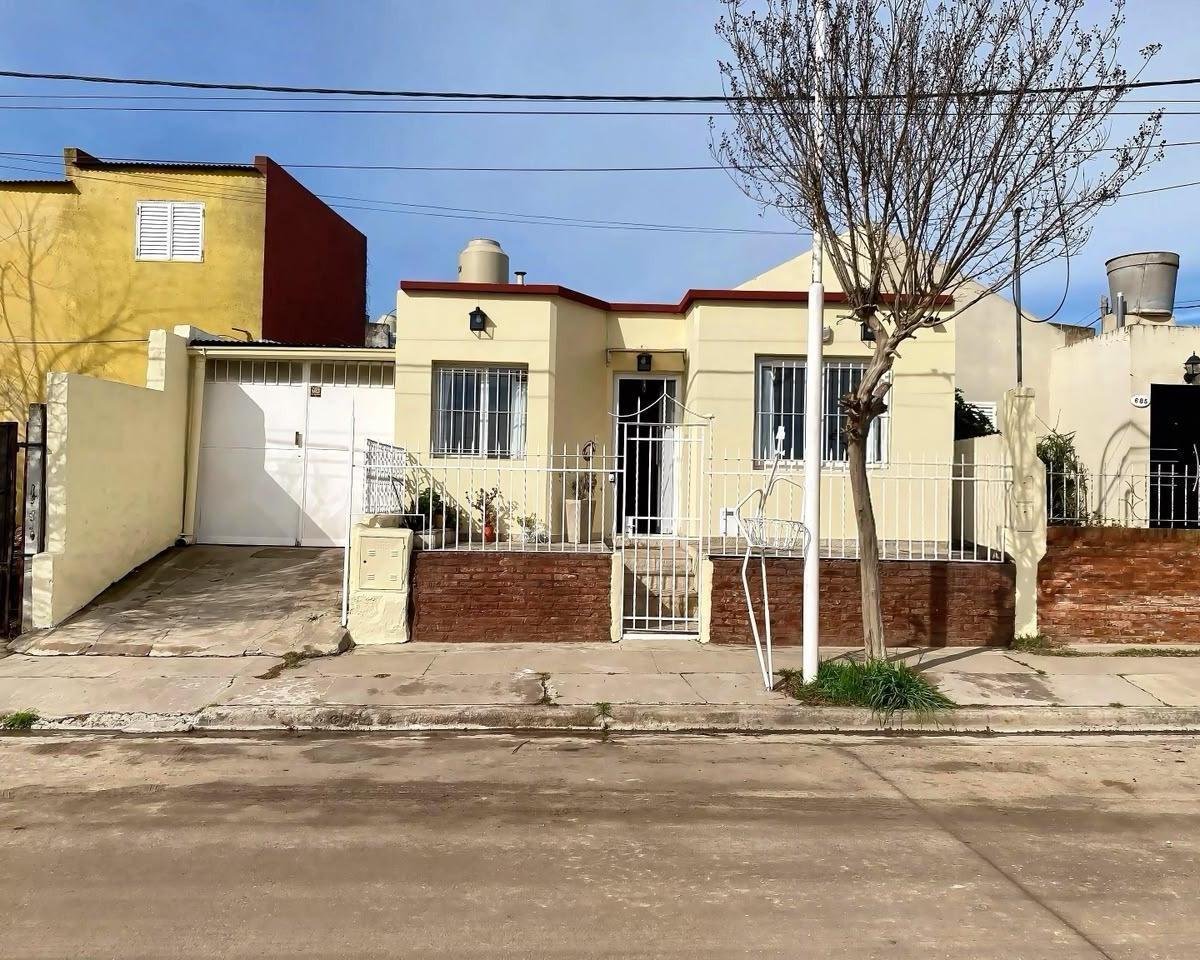 Casa de 2 Dormitorios con Garage para 2 Autos y Gran Quincho | Cercana a Ruta 226