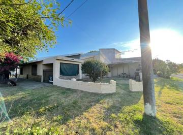 Casa · 129m² · 4 Ambientes · 1 Cochera · Casa en Godoy
