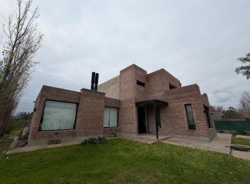 Casa · 130m² · 2 Ambientes · 1 Cochera · Casa - Hostal del Sol