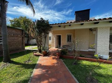 Casa · 200m² · 5 Ambientes · 2 Cocheras · Casa Tres Dorm. y Jardín en Funes Centro