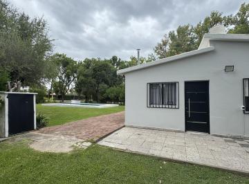 Casa · 200m² · 4 Ambientes · 1 Cochera · Casa en Funes con Pileta, Terreno de 1055 m²