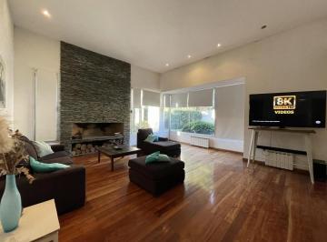 Casa · 226m² · 5 Ambientes · 2 Cocheras · Casa 3 Dorm., Jardín y Piscina en Funes, Garita 15