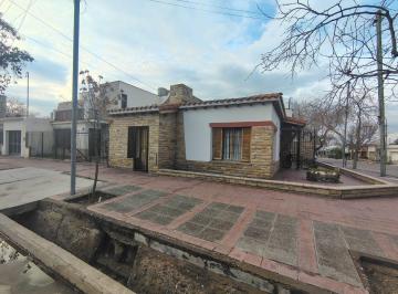 Casa de 7 ambientes, Gobernador Benegas · Zeballos Ofrece en Alquiler Casa Godoy Cruz, Barrio Parque.